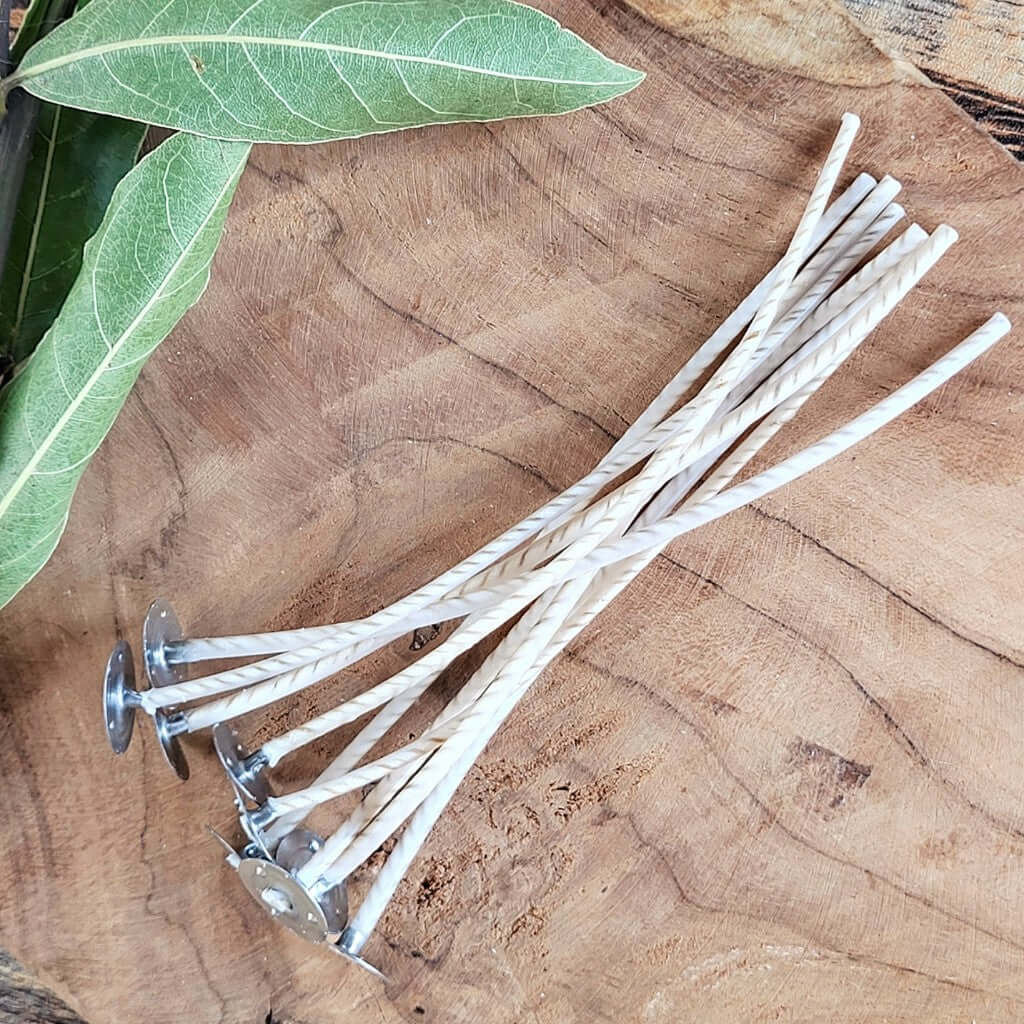 Stoppini in Cotone e Lino Cerato con Cera Vegetale dotato di supporto in metallo. Ha una fibra di carta e permette una combustione pulita, sicura e duratura.