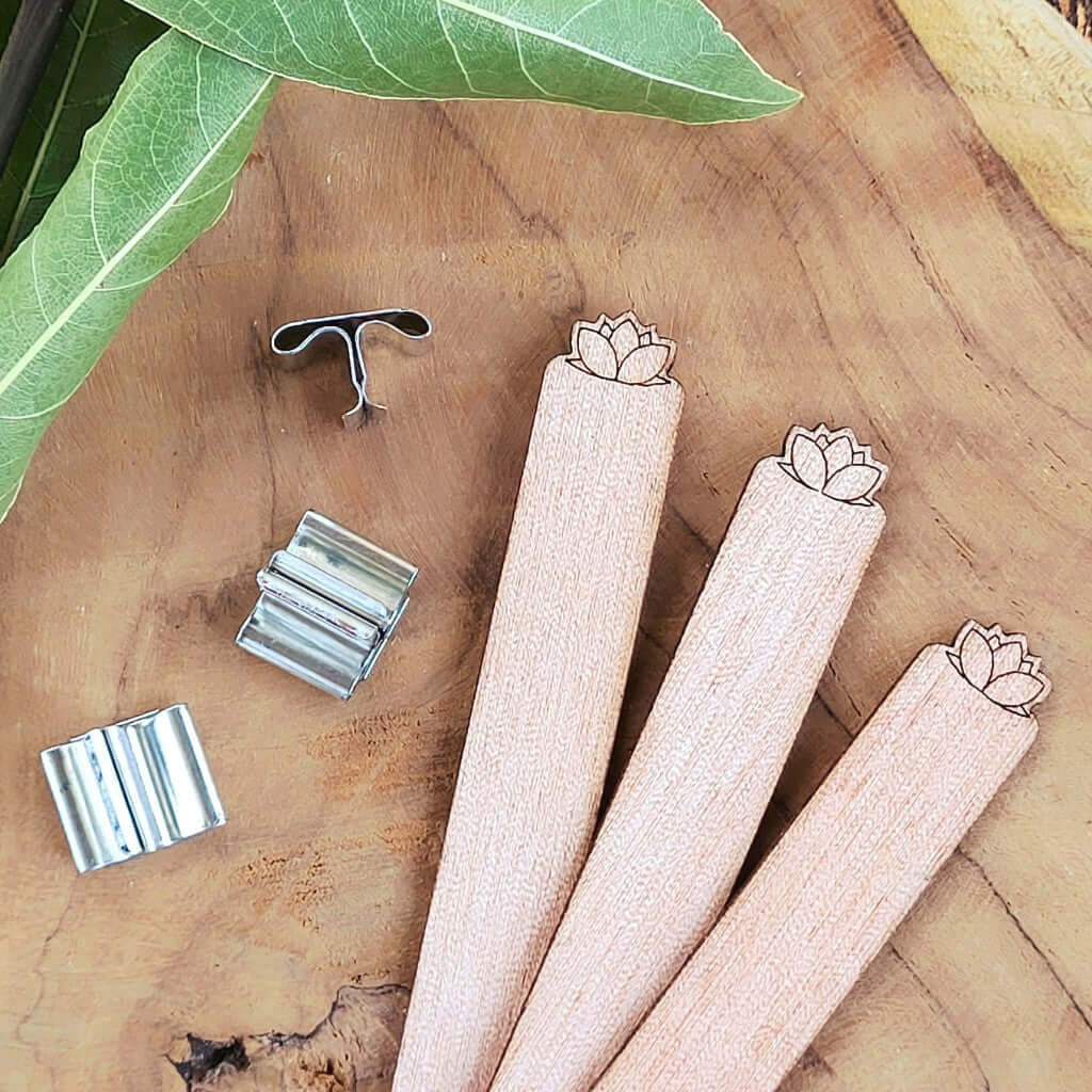 Stoppino Fiore di Loto tagliato a laser - in Legno di Ciliegio - per Candele in Contenitore con supporto in metallo. Combustione pulita, stabile e crepitio tipo camino.