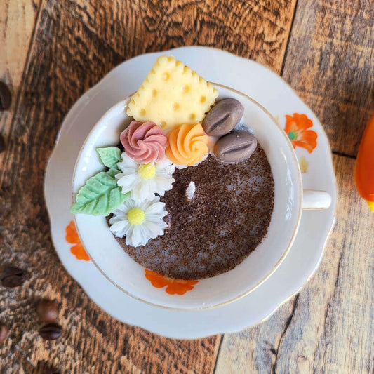 Candela in cera di soia in una tazza di pregiata ed elegante porcellana Bavaria. Profumata al caffè.