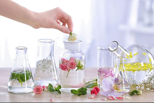 Ampolle di vetro con al loro interno diversi fiori per fragranze