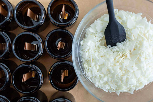 Vasetti di vetro ambrato con stoppino in legno e cera grezza di soia in scaglie