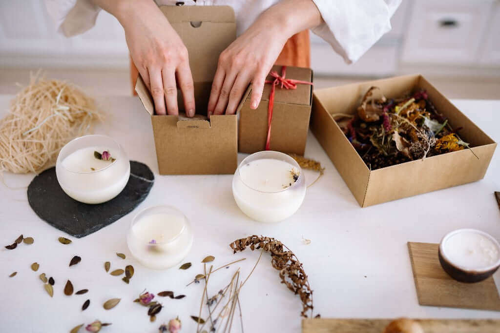 Candele in cera di soia e packaging in cartone kraft