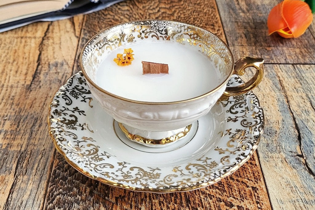 Candela profumata in cera di soia, realizzata in tazza da tea vintage in porcellana Bavaria, finemente decorata. Presenza un elegante stoppino in legno e decorazioni con tea roiboos verde.