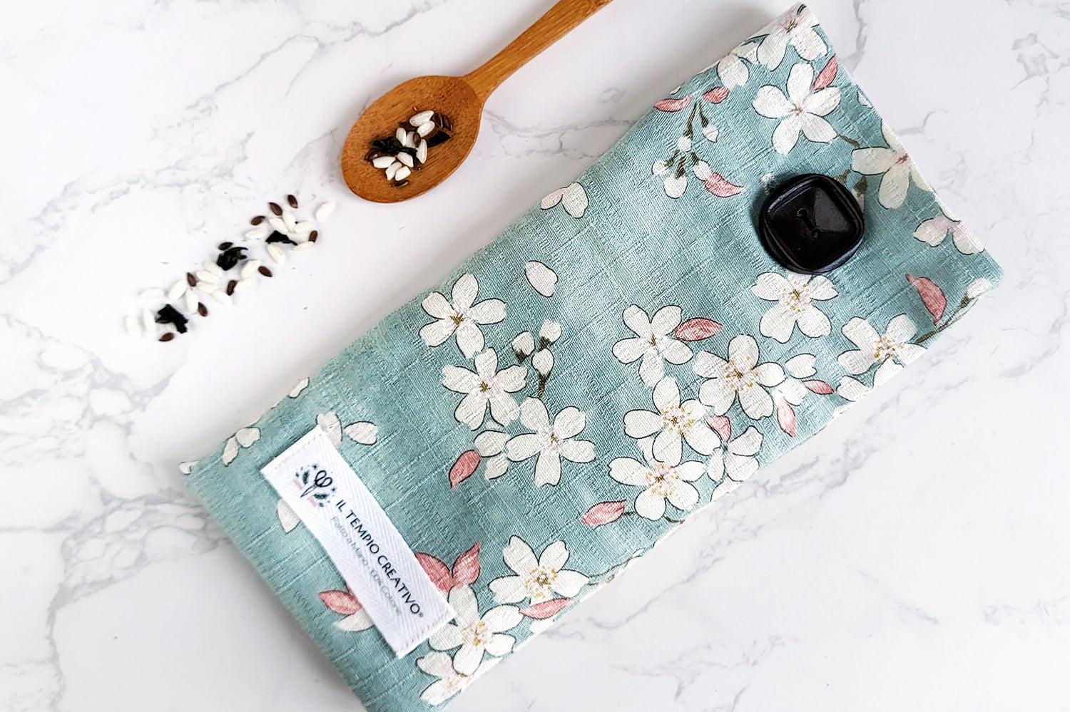 Cuscino rilassante per occhi (eye pillow) realizzato in puro cotone, sfoderabile e lavabile. All'interno materie prime naturali antinfiammatorie e rigeneranti per lo sguardo, borse e occhiaie. Stoffa ciliegio in fiore.