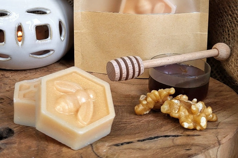 Tart profumate in cera di soia a forma di alveolo al profumo di miele e noci.