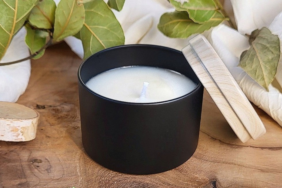 Corso per Realizzare Candele Profumate Perfette. Qui una candela in cera di soia con stoppino in cotone e in Vasetto di latta o metallo.