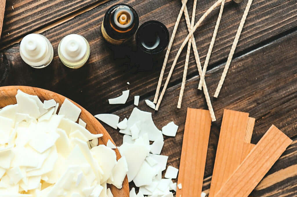 Materiali per Candele Profumate tra cui Stoppini in Legno e in Cotone Cerato, cera di soia e fragranze di qualità. 