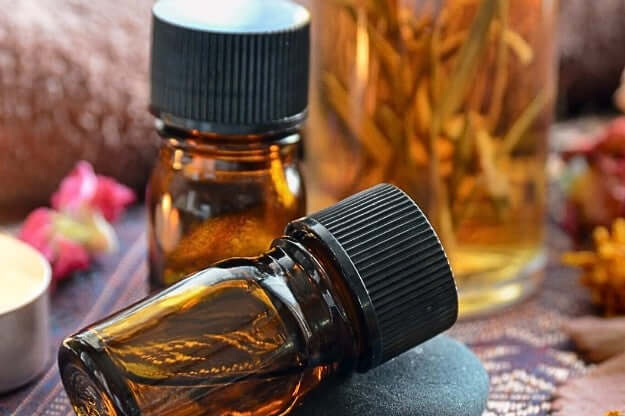 Fragranze per Candele Profumate in contenitore o flacone di vetro ambrato.