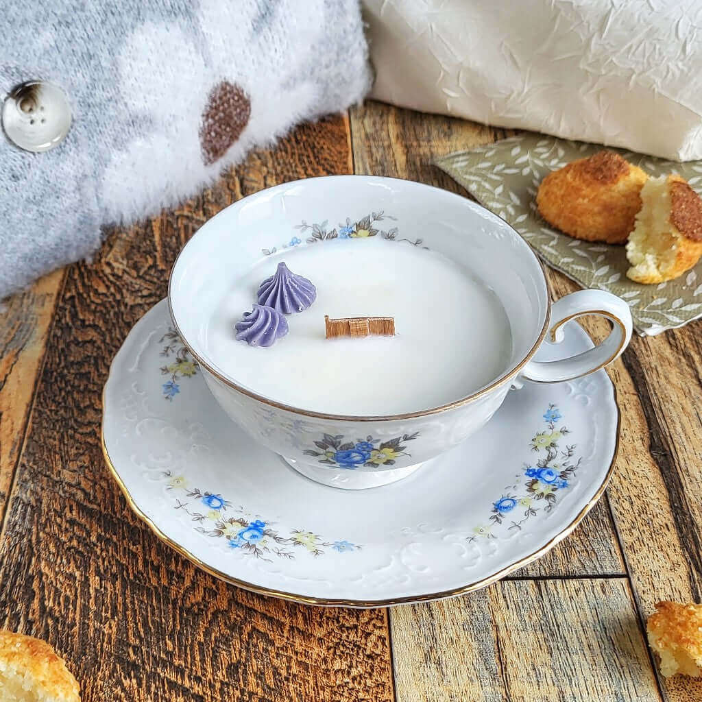 Candela profumata in cera di soia realizzata all'interno di una elegante Tazza da Tea in Porcellana Bavaria