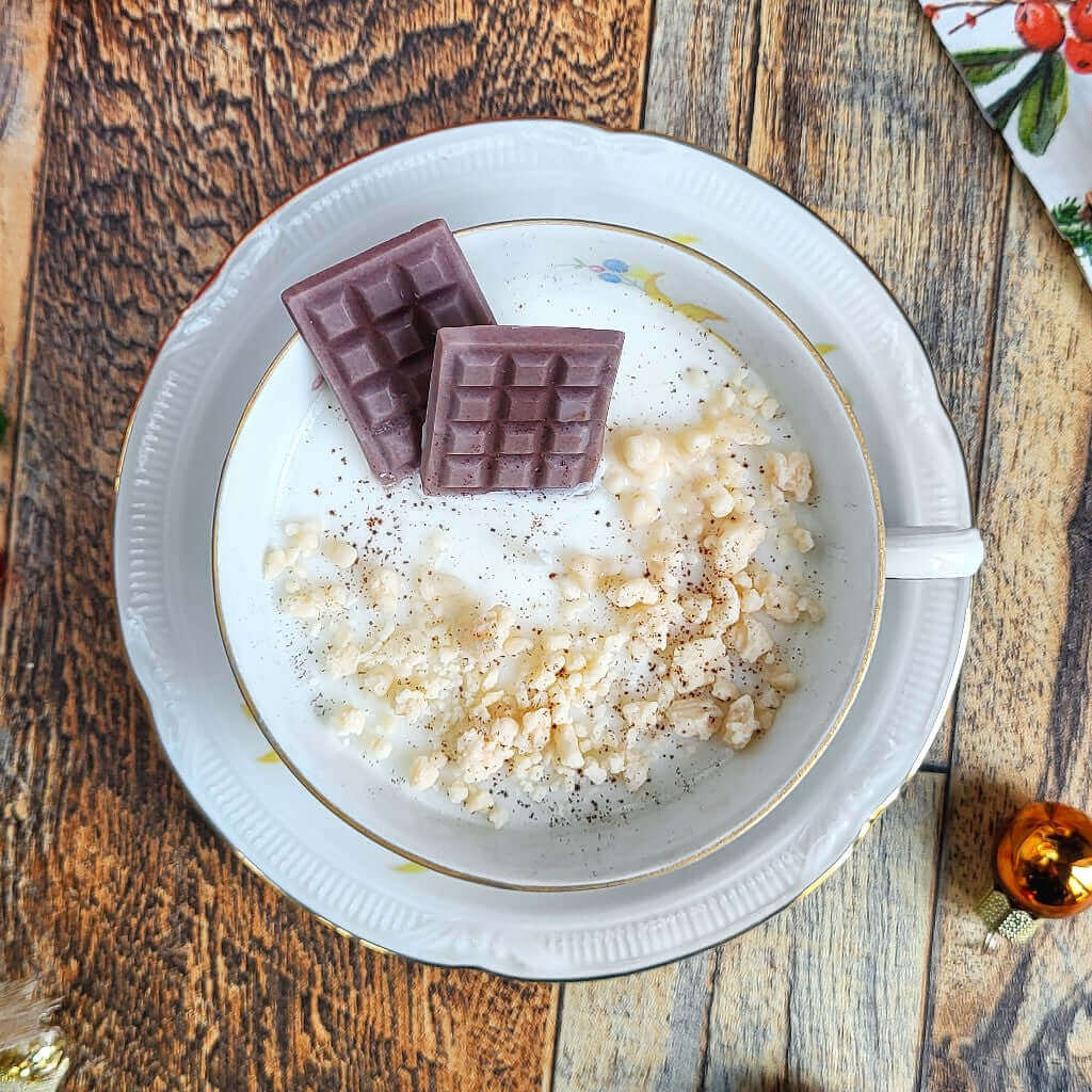 Candela profumata in cera di soia realizzata all'interno di una elegante Tazza da Tea in Ceramica Bavaria, con decorazioni stile crumble e cioccolato fatte di cera