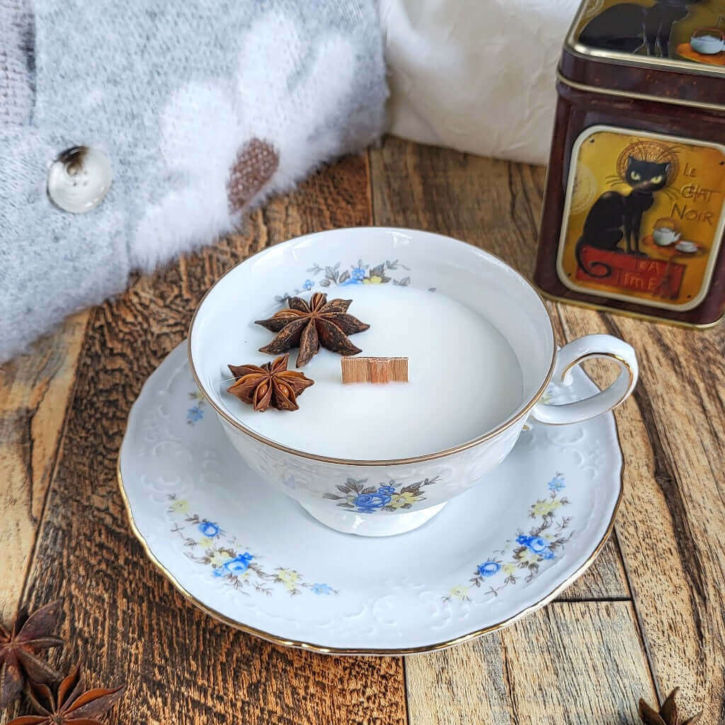 Candela profumata in cera di soia realizzata all'interno di una elegante Tazza da Tea in Ceramica Bavaria