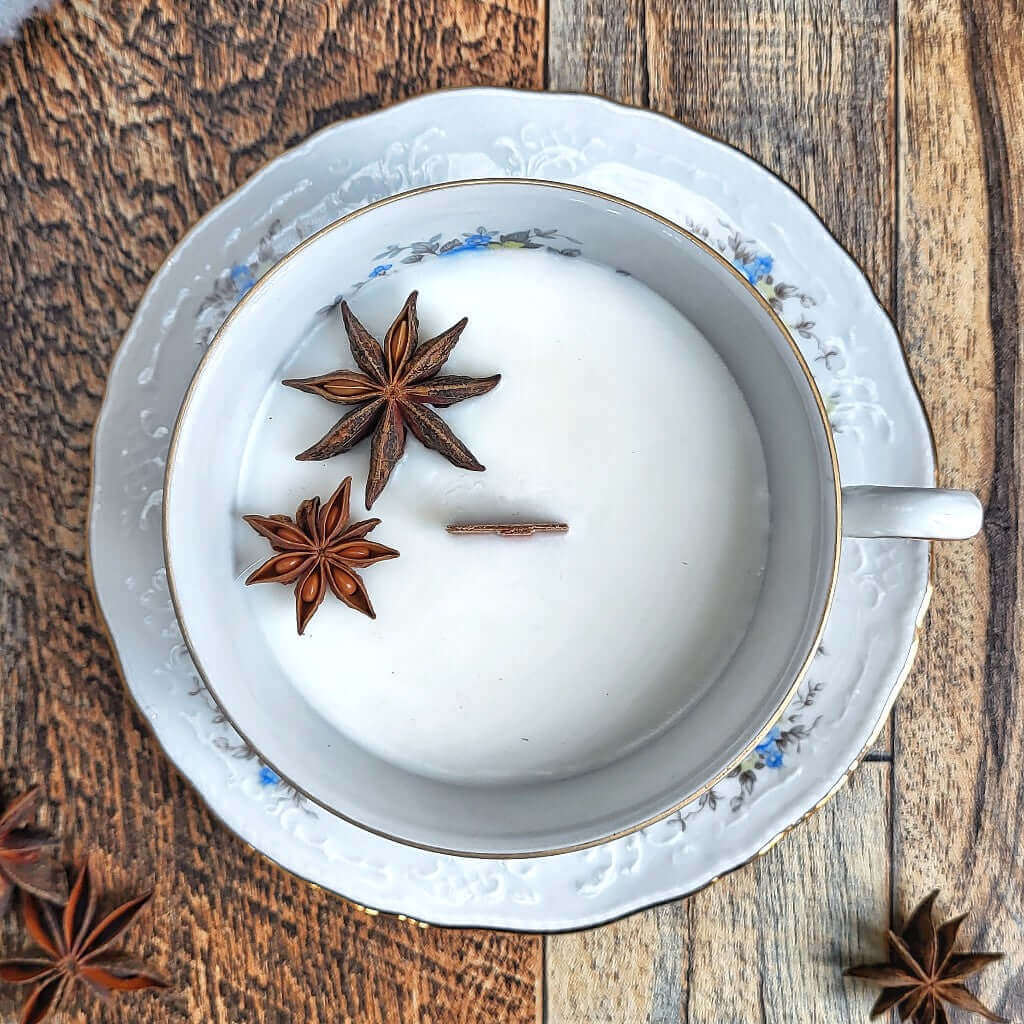 Candela profumata in cera di soia realizzata all'interno di una elegante Tazza da Tea in Ceramica Bavaria