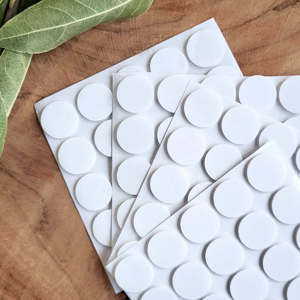 Dischetti biadesivi resistenti al calore per fissaggio stoppini di candele artigianali. Ideali per basi metalliche con stoppini in cotone e in legno.
