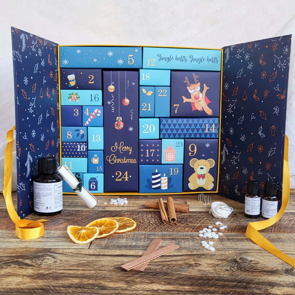 Calendario dell'Avvento Natalizio contenente materiali per realizzare candele profumate in cera di soia. Ci sono fragranze de Il Tempio Creativo, stampi, decorazioni, colori, stoppini e molto molto altro.