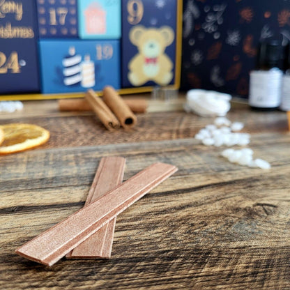Stoppini e decorazioni contenuti nel Calendario dell'Avvento Natalizio di materiali per realizzare candele profumate in cera di soia. Made in Il Tempio Creativo.