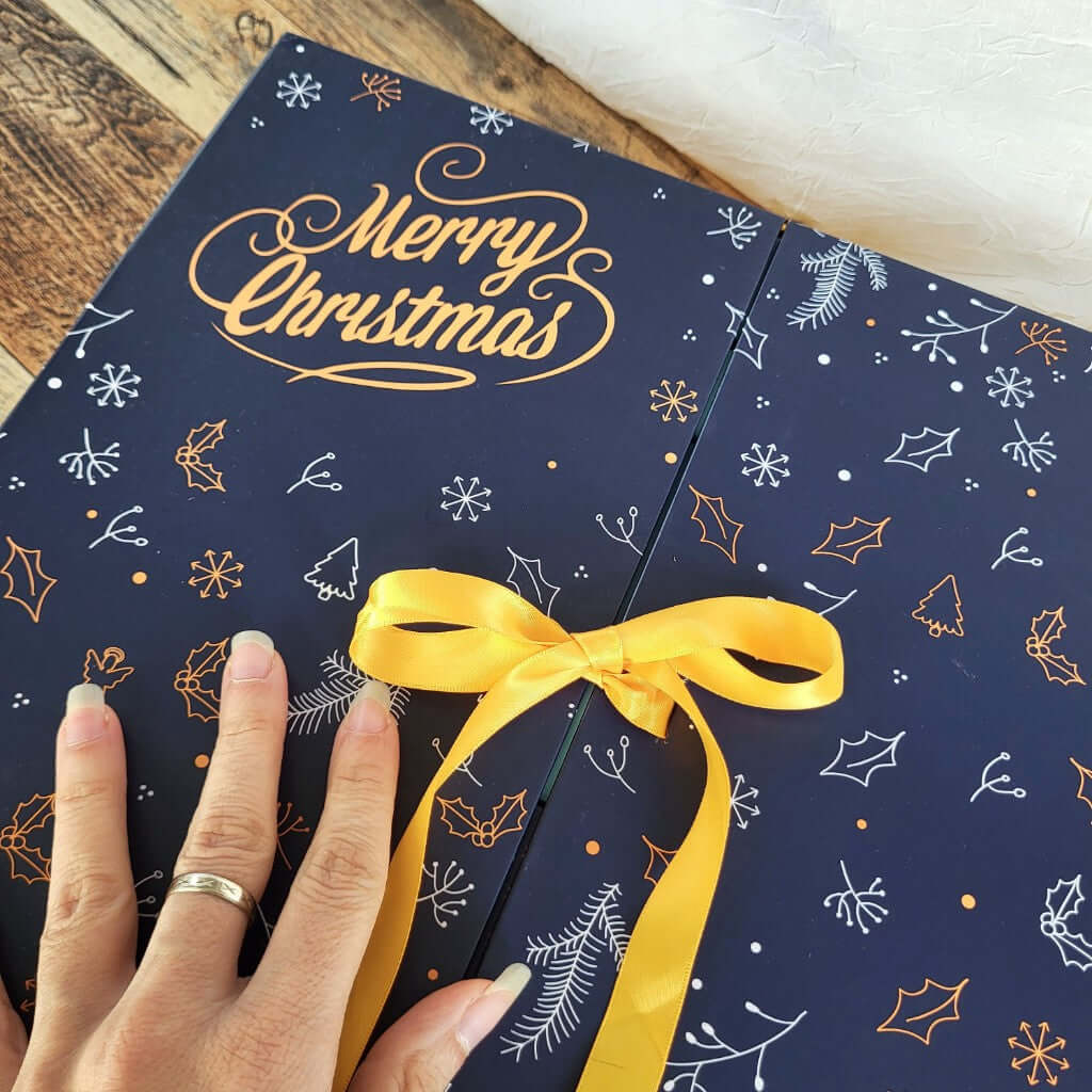 Calendario dell'Avvento Natalizio contenente materiali per realizzare candele profumate in cera di soia, targato Il Tempio Creativo.