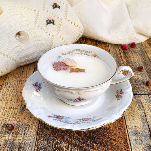 Candela profumata in cera di soia realizzata all'interno di una elegante Tazza da Tea in Porcellana Bavaria. Aggiunta di biscotti fatti di cera.