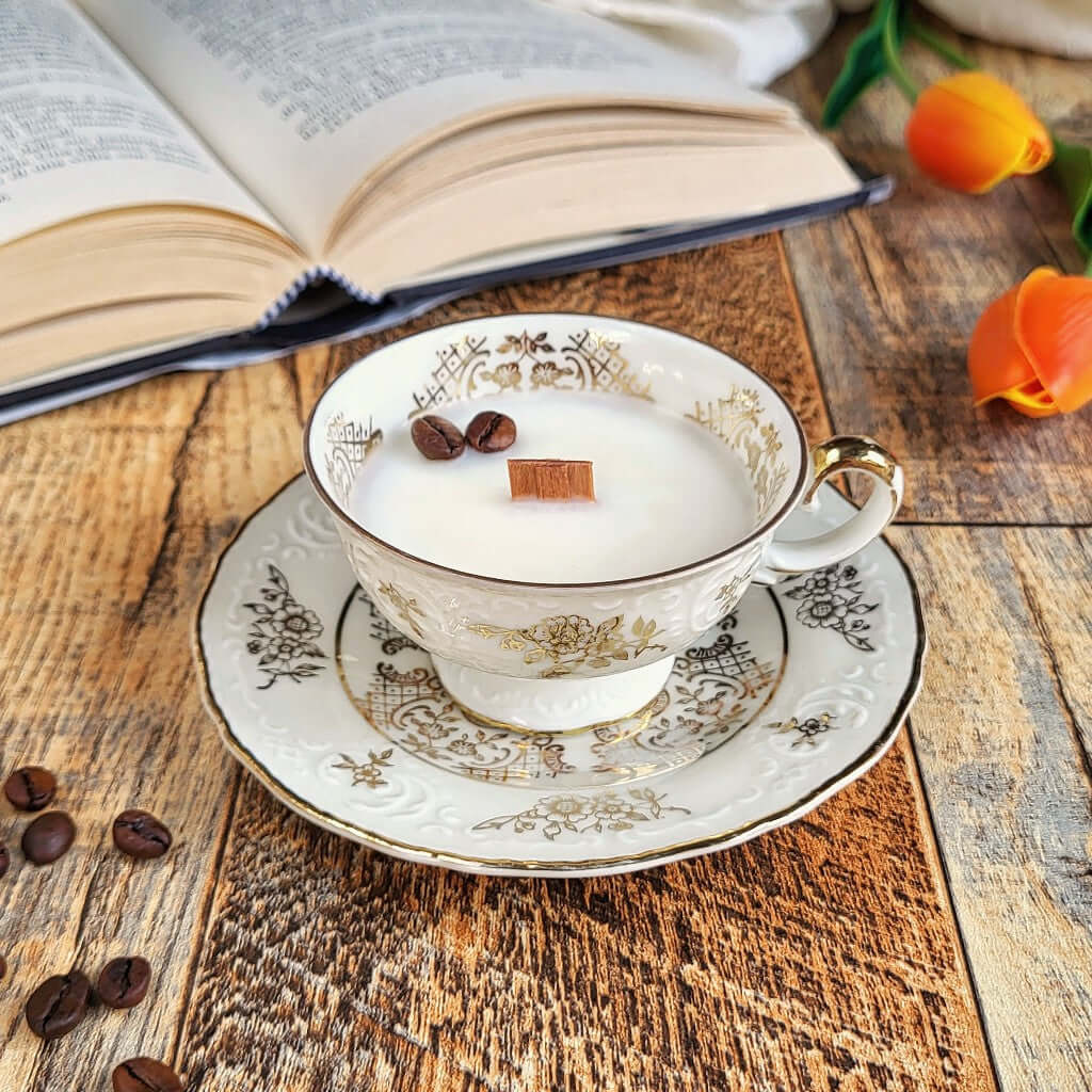 Candela profumata in cera di soia realizzata all'interno di una elegante Tazzina da Caffè in Porcellana Bavaria. Aggiunta di chicchi di caffè.