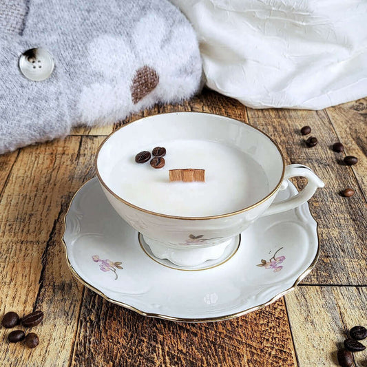 Candela profumata in cera di soia realizzata all'interno di una elegante Tazza da Tea in Porcellana Bavaria. Aggiunta di veri chicchi di caffè.