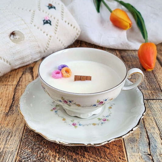 Candela profumata in cera di soia realizzata all'interno di una elegante Tazza da Tea in Porcellana Bavaria. Aggiunta di cereali colorati fatti di cera.
