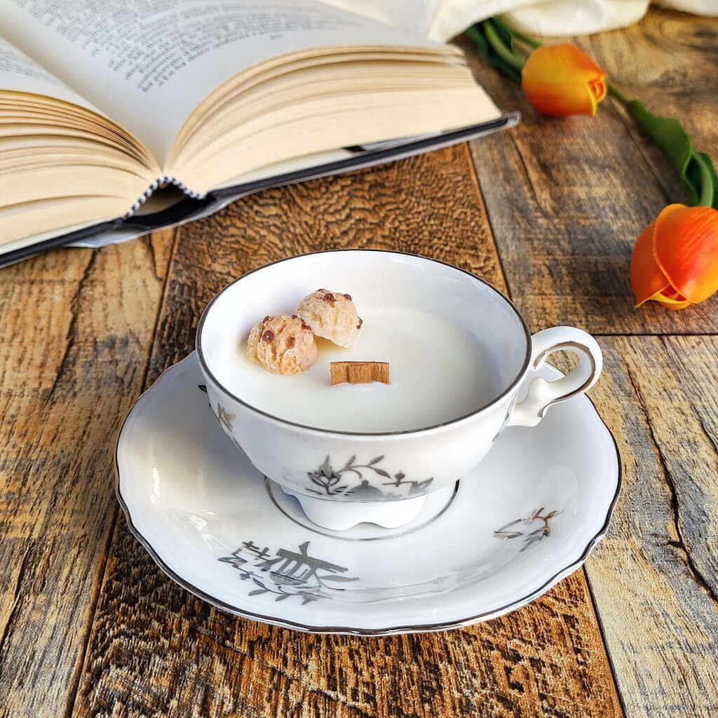 Candela profumata in cera di soia realizzata all'interno di una elegante Tazzina da Caffè in Porcellana Bavaria. Decorazioni di biscotti cookies fatti di cera.