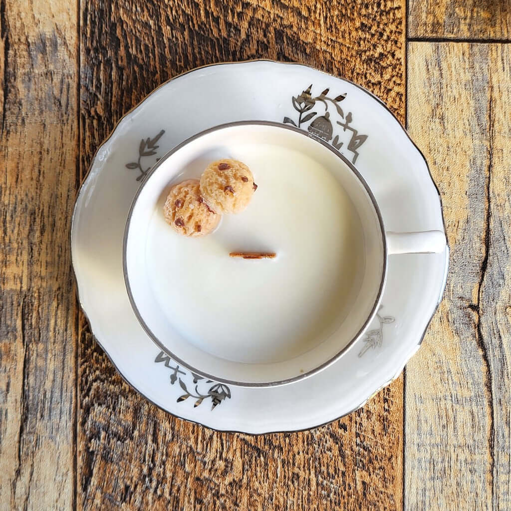 Candela profumata in cera di soia realizzata all'interno di una elegante Tazzina da Caffè in Porcellana Bavaria. Decorazioni di biscotti cookies fatti di cera.