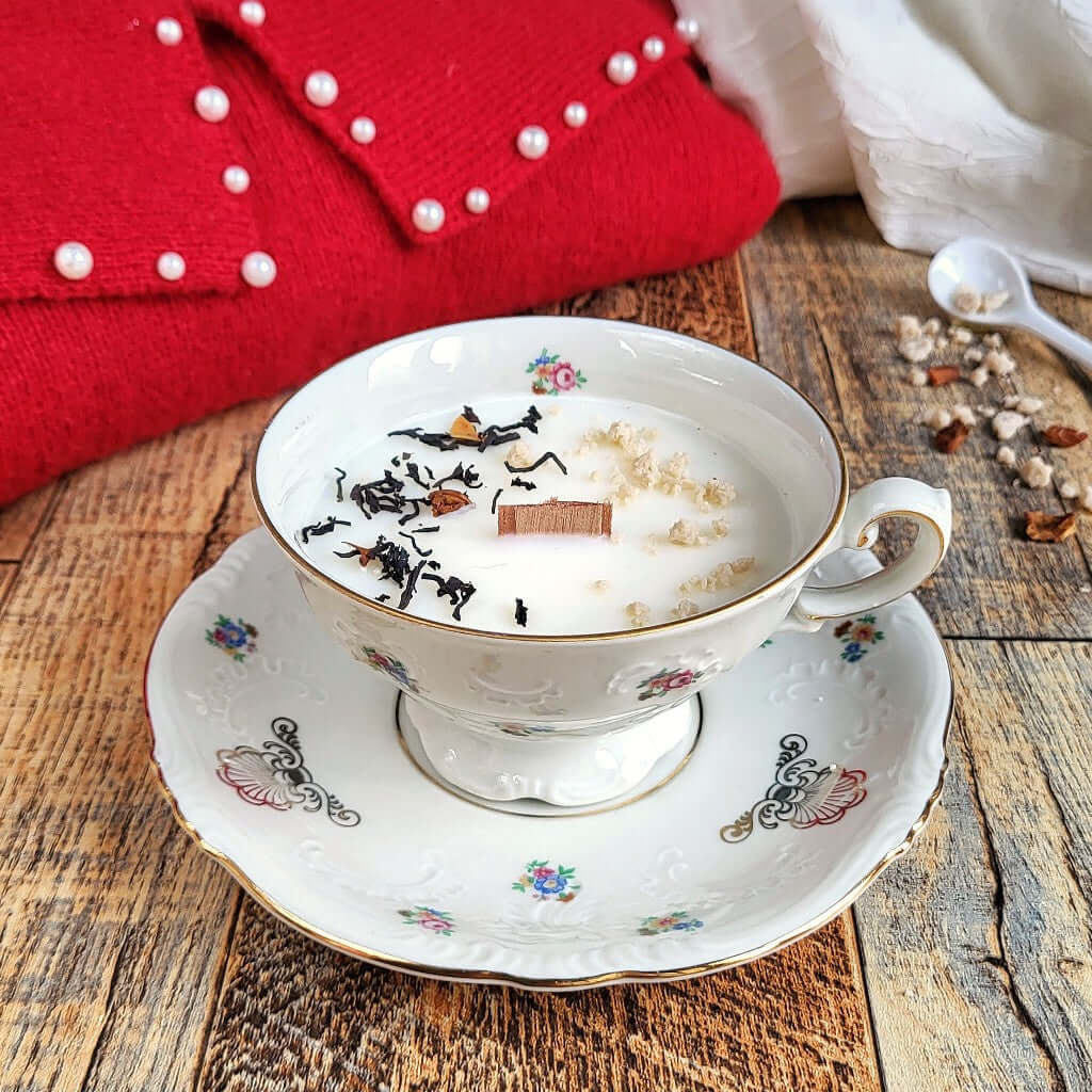 Candela profumata in cera di soia realizzata all'interno di una elegante Tazza da Tea in Ceramica Bavaria. 