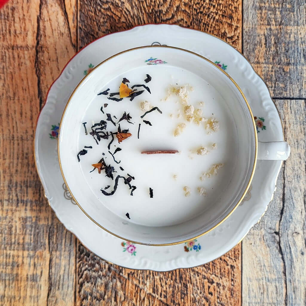 Candela profumata in cera di soia realizzata all'interno di una elegante Tazza da Tea in Ceramica Bavaria
