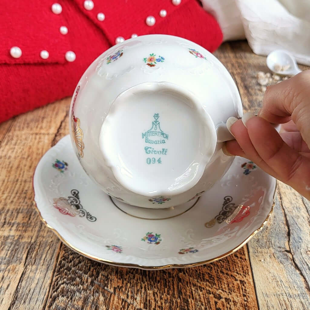 Candela profumata in cera di soia realizzata all'interno di una elegante Tazza da Tea in Ceramica Bavaria. Marchio di originalità. 