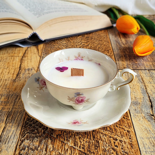 Candela profumata a Macaron Lampone e Violetta in cera di soia realizzata all'interno di una elegante Tazzina da Caffè in Ceramica Bavaria.