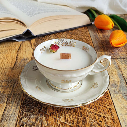 Candela in cera di soia realizzata all'interno di una elegante Tazzina da Caffè in Porcellana Bavaria Serie Oro. 