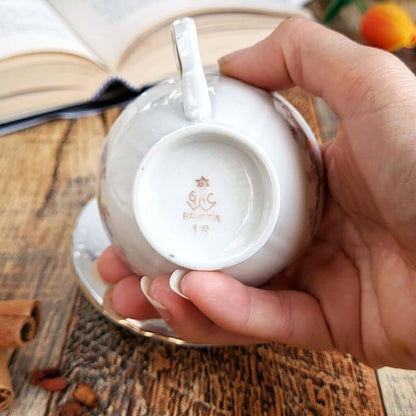 Candela profumata in cera di soia realizzata all'interno di una elegante Tazzina da Caffè in Porcellana Bavaria. Marchio di originalità. 