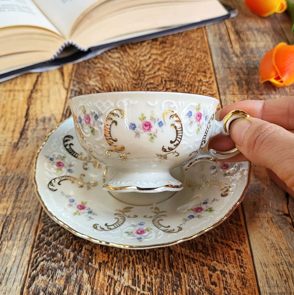 Candela profumata in cera di soia realizzata all'interno di una elegante Tazzina da Caffè in Porcellana Bavaria Serie Oro. 