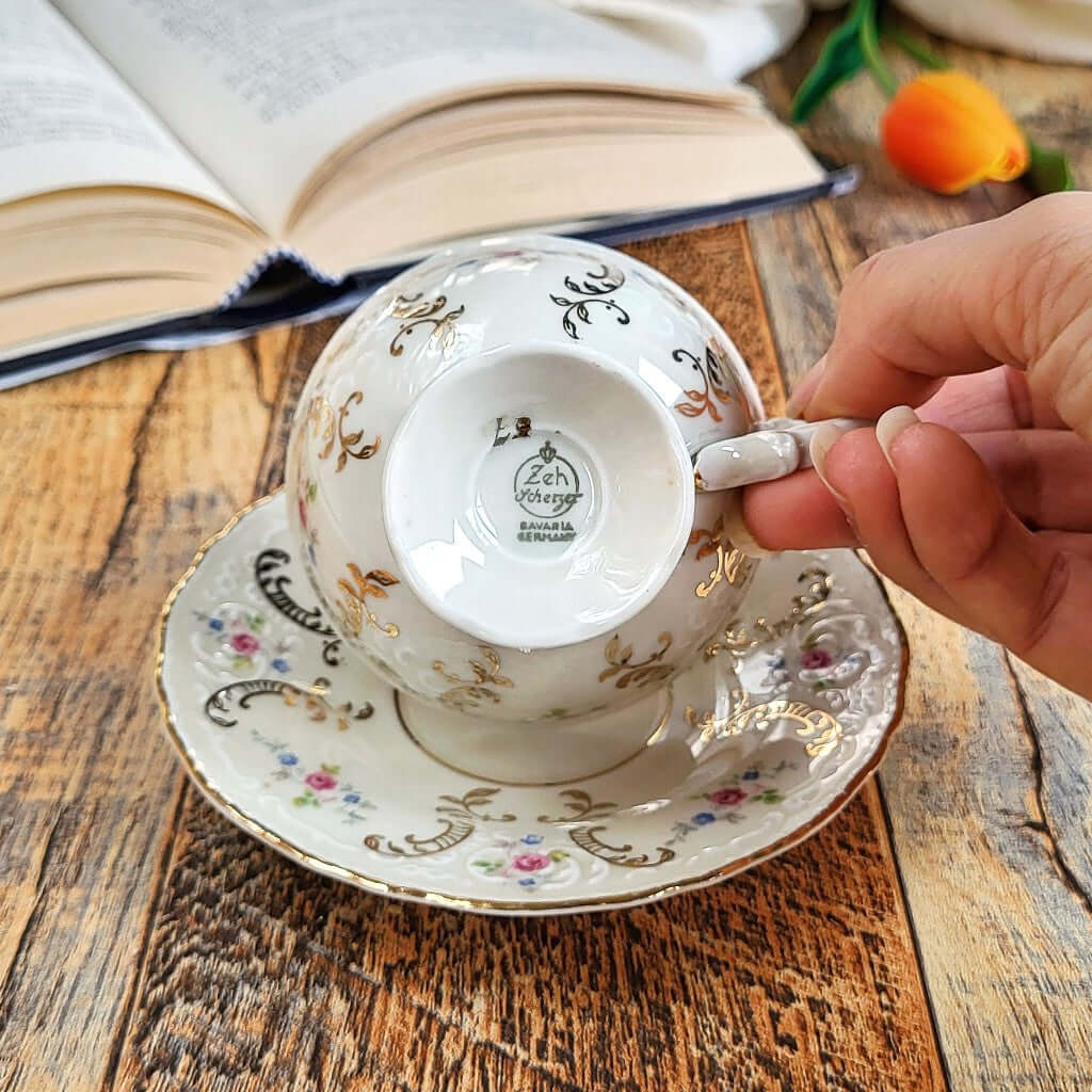 Candela profumata in cera di soia realizzata all'interno di una elegante Tazzina da Caffè in Porcellana Bavaria. Marchio di originalità. 