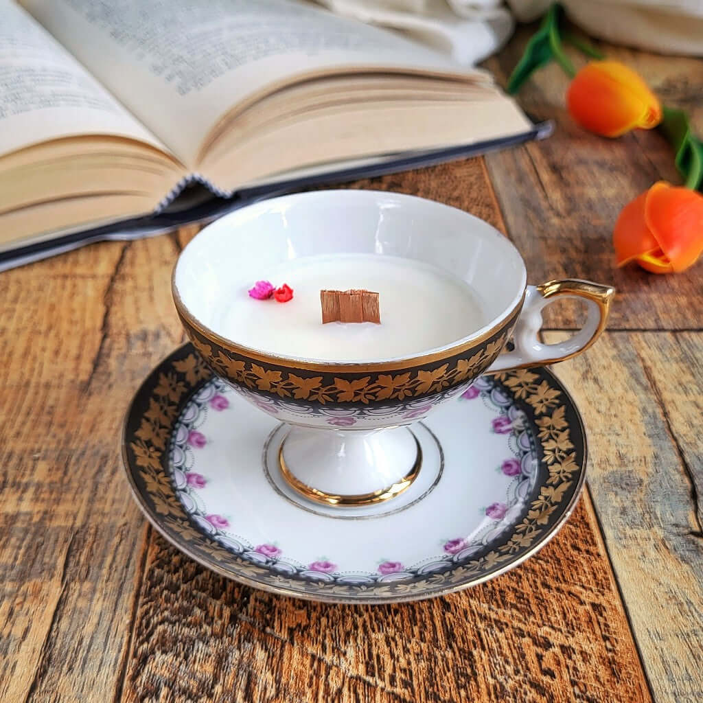 Candela profumata in cera di soia realizzata all'interno di una elegante Tazzina da Caffè in Porcellana Bavaria.