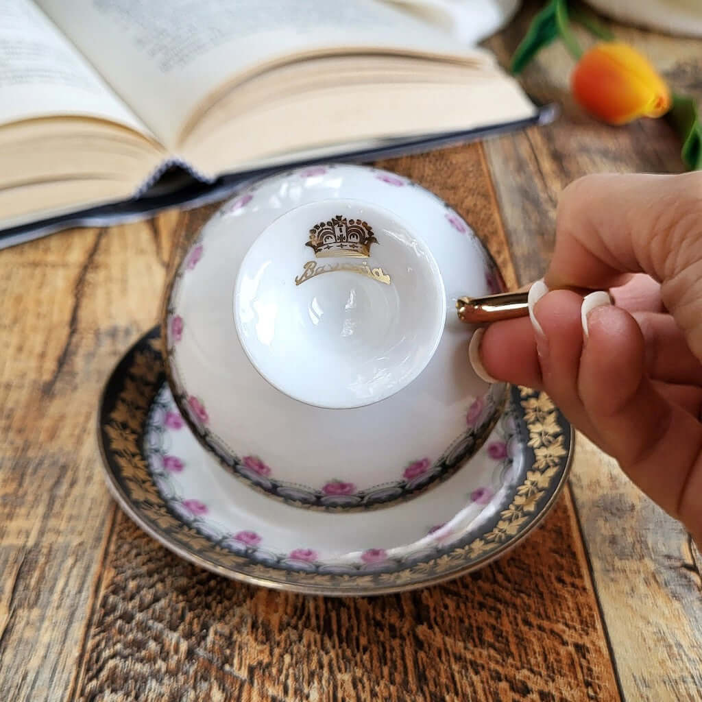 Candela profumata in cera di soia realizzata all'interno di una elegante Tazzina da Caffè in Porcellana Bavaria. Marchio di originalità. 