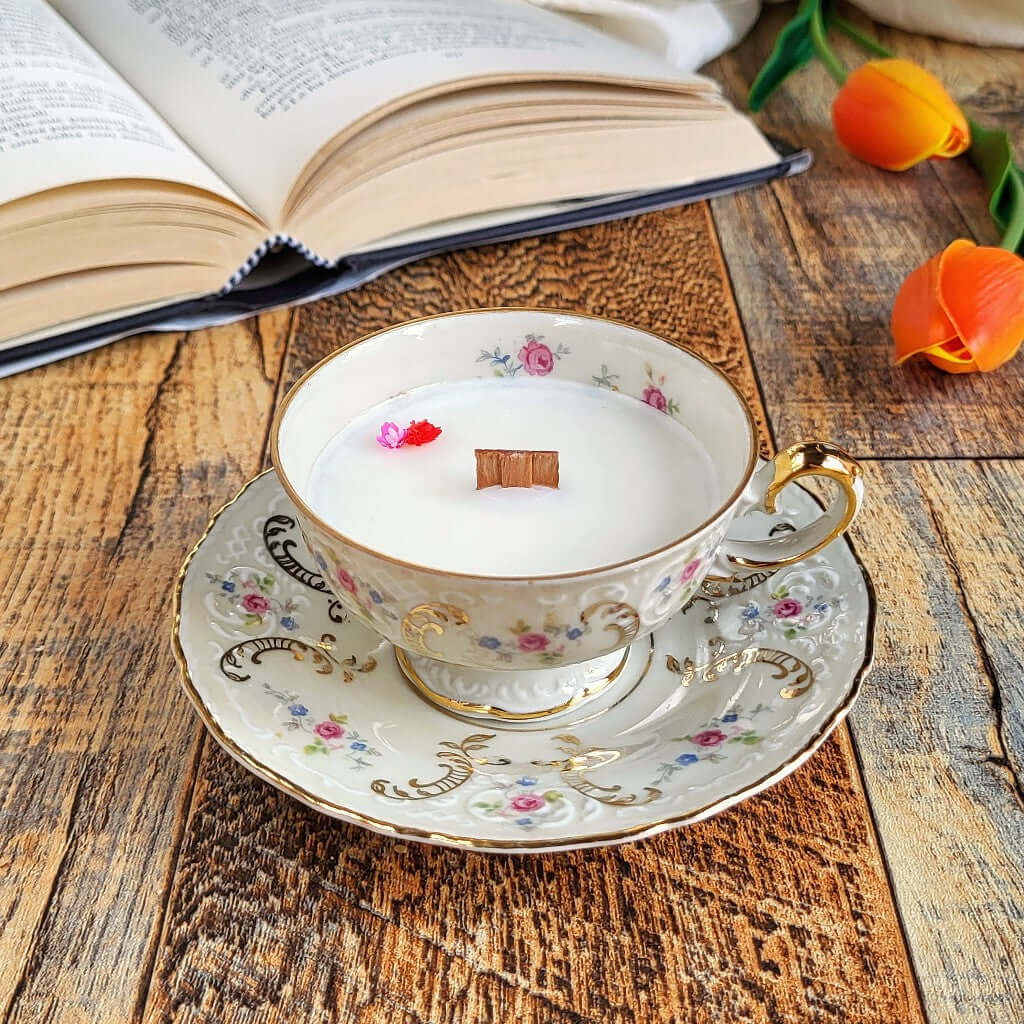 Candela profumata in cera di soia realizzata all'interno di una elegante Tazzina da Caffè in Porcellana Bavaria Serie Oro.