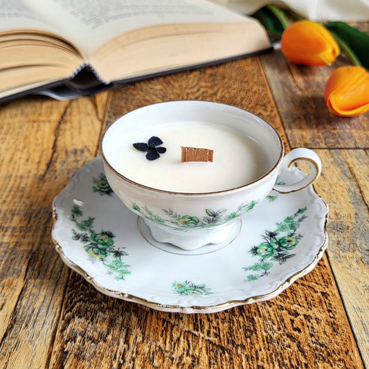 Candela profumata a Mora e Mirtillo in cera di soia realizzata all'interno di una elegante Tazzina da Caffè in Ceramica Bavaria.