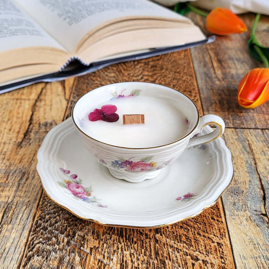 Candela profumata a pera e melograno in cera di soia realizzata all'interno di una elegante Tazzina da Caffè in Ceramica Bavaria. 