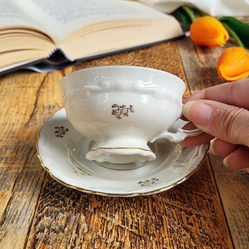 Candela in cera di soia realizzata all'interno di una elegante Tazzina da Caffè in Porcellana Bavaria Serie Oro. Dettaglio decorazione. 