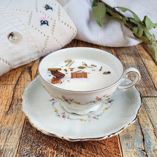 Candela profumata in cera di soia realizzata all'interno di una elegante Tazza da Tea in Porcellana Bavaria. Decorazioni di Tea roiboos verde con citronella.