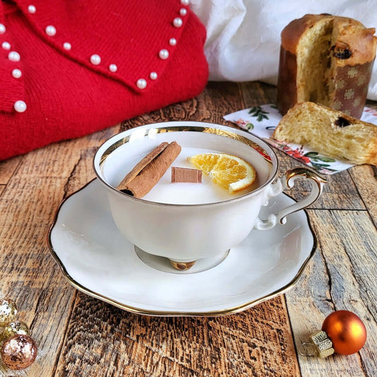 Candela profumata al panettone in cera di soia realizzata all'interno di una elegante Tazza da Tea in Ceramica Bavaria