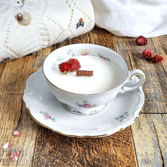 Candela profumata in cera di soia realizzata all'interno di una elegante Tazza da Tea in Porcellana Bavaria.