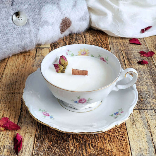 Candela profumata in cera di soia realizzata all'interno di una elegante Tazza da Tea in Porcellana Bavaria. Decorata con boccioli di rosa.