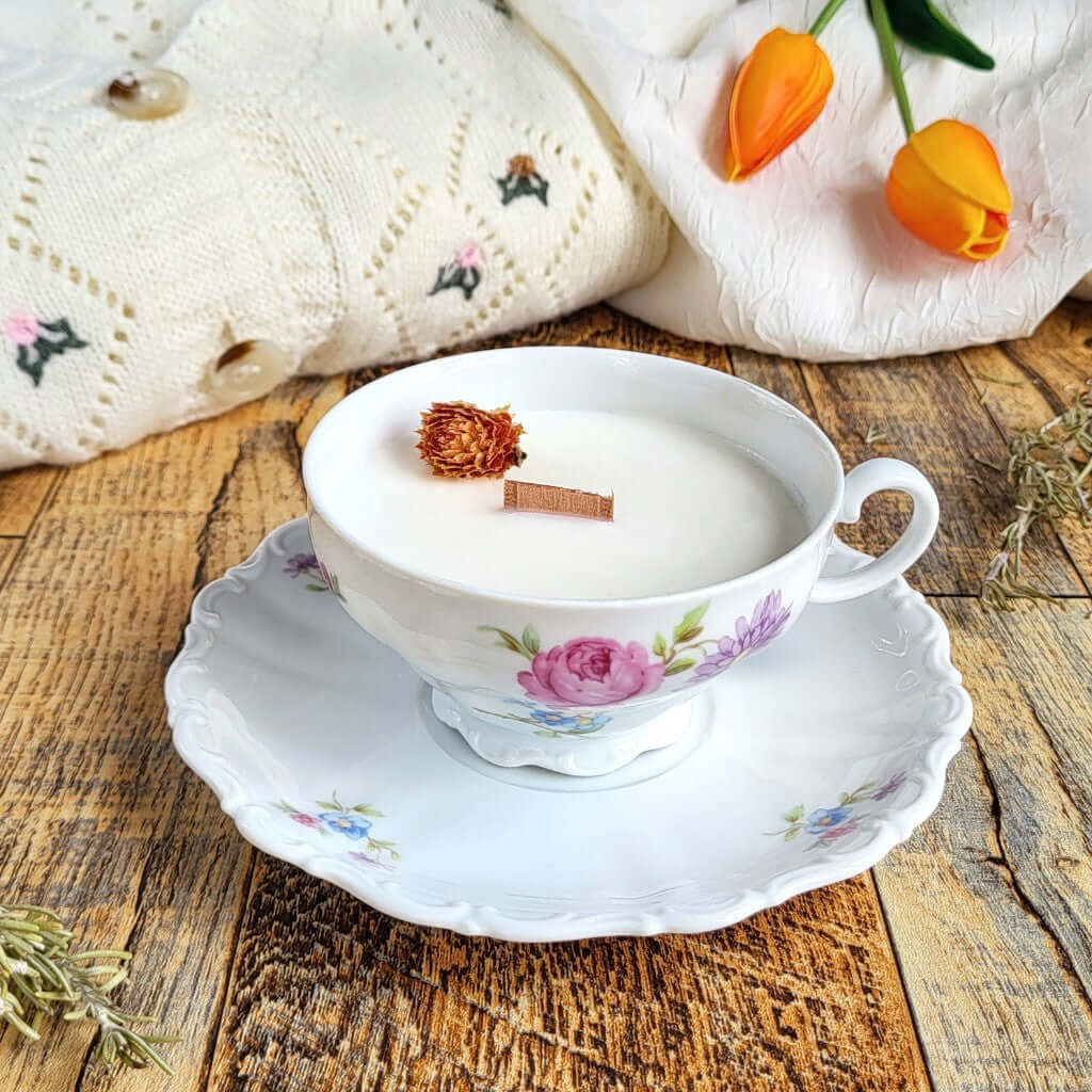 Candela profumata Albicocca e Rosmarino, realizzata in cera di soia vegetale all'interno di una elegante Tazza da Tea in Porcellana Bavaria. Decorazioni di fiori colorati.