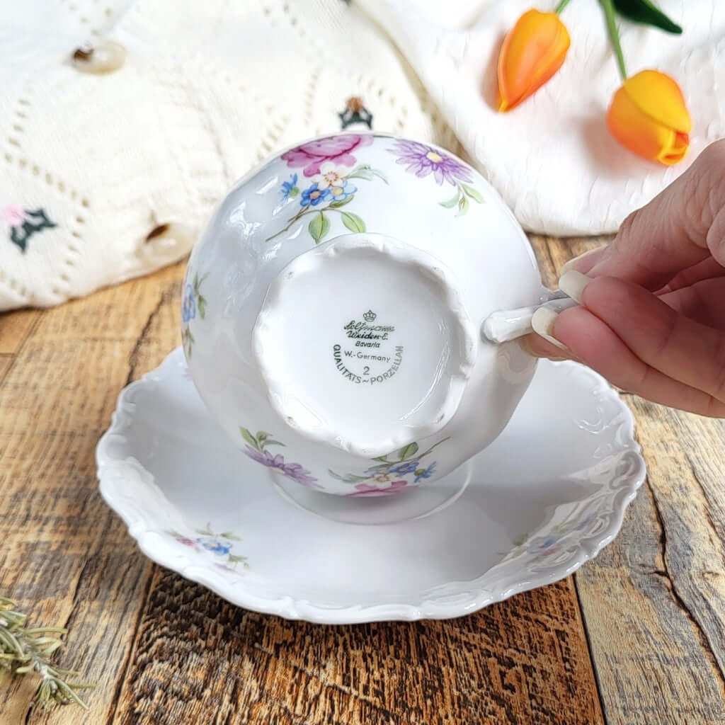 Candela profumata Albicocca e Rosmarino, realizzata in cera di soia vegetale all'interno di una elegante Tazza da Tea in Porcellana Bavaria. Marchio originale. 