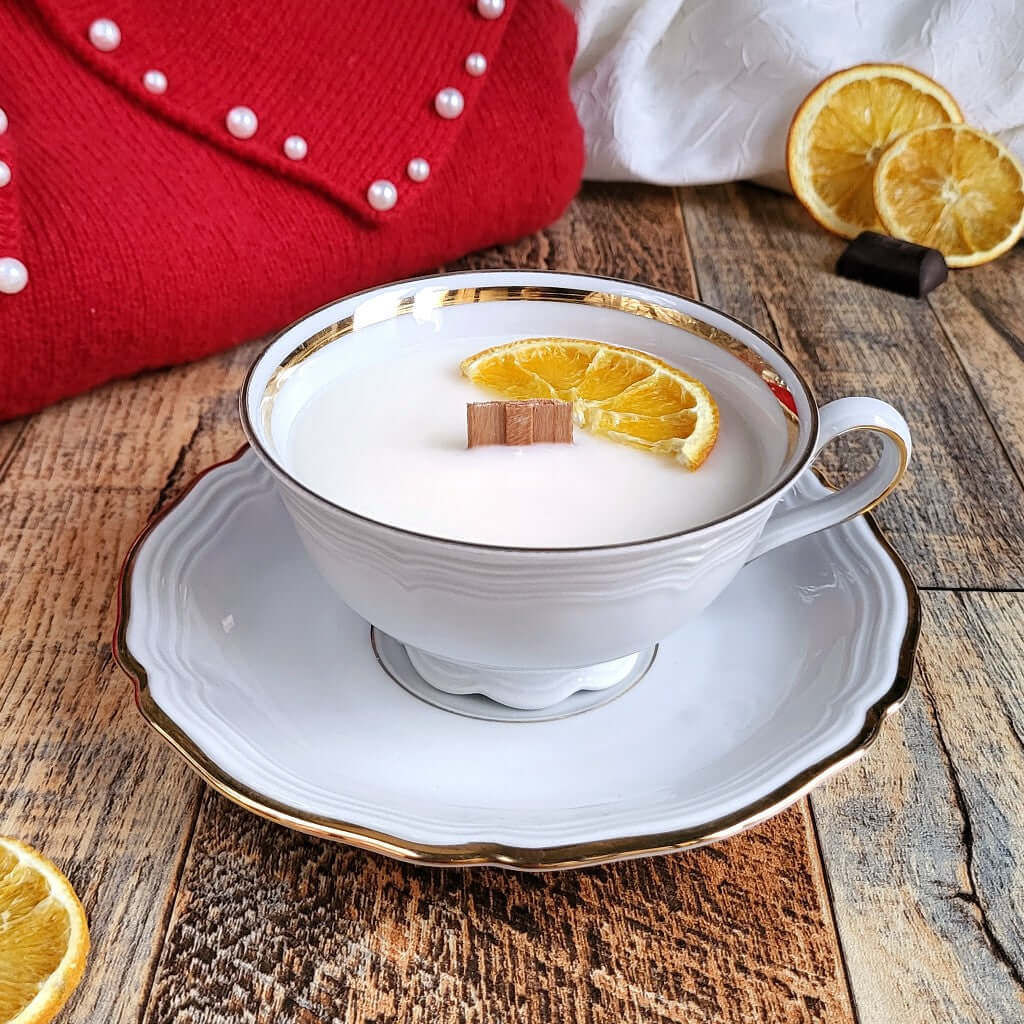 Candela profumata a arancia e Cioccolato in cera di soia realizzata all'interno di una elegante Tazza da Tea in Ceramica Bavaria. 
