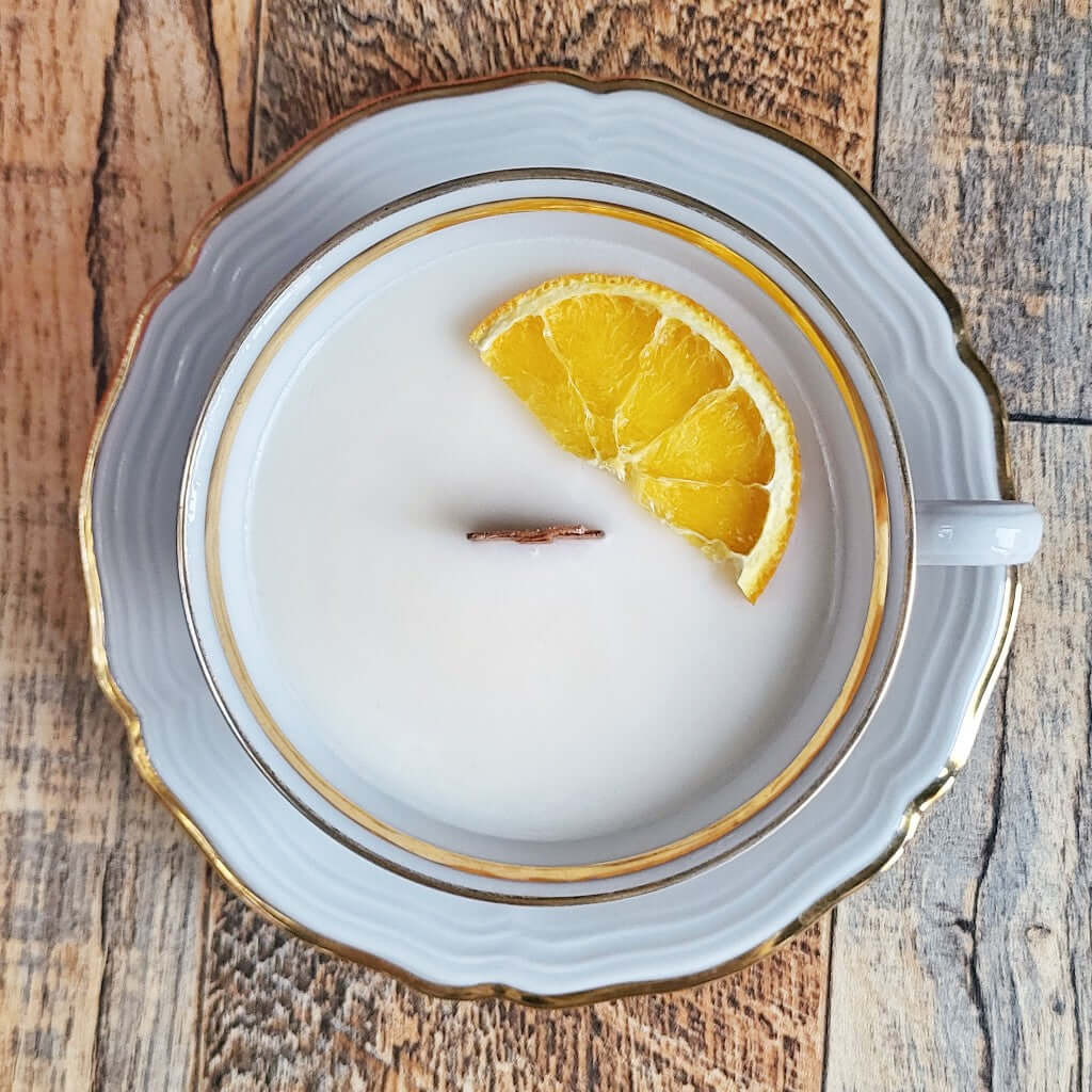 Candela profumata a arancia e Cioccolato in cera di soia realizzata all'interno di una elegante Tazza da Tea in Ceramica Bavaria. 