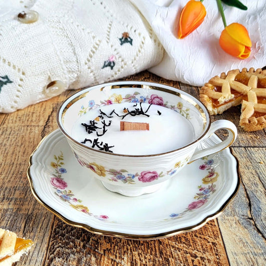 Candela profumata Crostata di Albicocche, realizzata in cera di soia vegetale all'interno di una elegante Tazza da Tea in Porcellana Bavaria. 