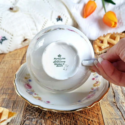 Candela profumata Crostata di Albicocche, realizzata in cera di soia vegetale all'interno di una elegante Tazza da Tea in Porcellana Bavaria. Marchio originale.